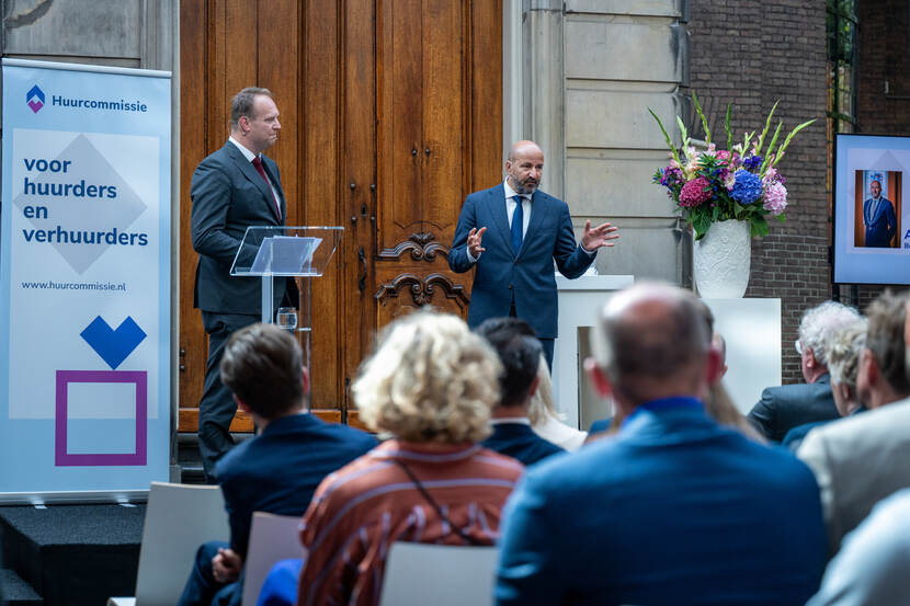 Foto van burgemeester Ahmed Marcouch en voorzitter Pieter Heerma tijdens het symposium